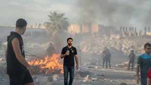 Tercera jornada de protestas en Ceuta: vecinos queman asentamiento inmigrante en la playa de Ben&iacute;tez