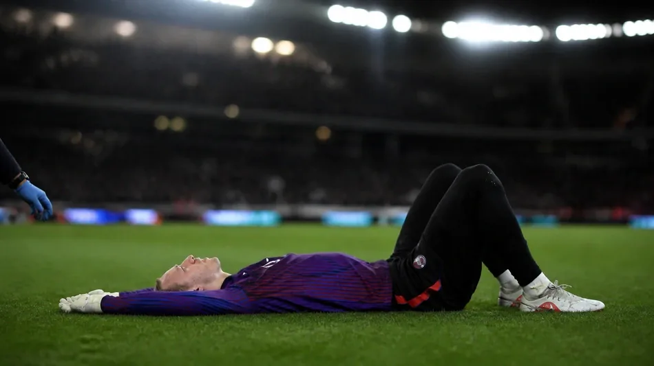 Safonov sofre choque no aquecimento, mas &eacute; liberado para defender o PSG