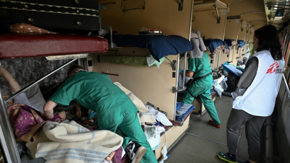 Fon&ccedil;ant vers Lviv, un train m&eacute;dicalis&eacute; transporte des bless&eacute;s de l'est de l'Ukraine