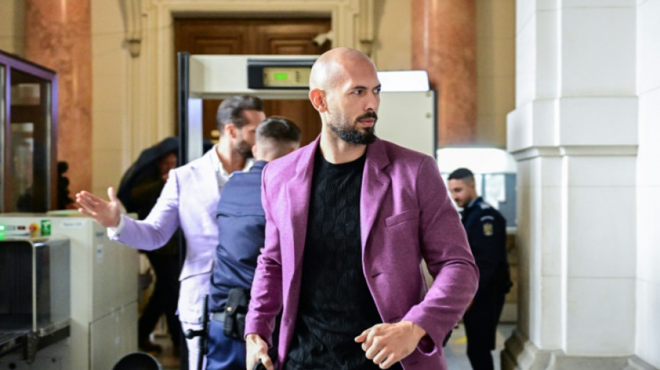 Umstrittener Influencer Andrew Tate verl&auml;sst trotz Missbrauchsvorw&uuml;rfen Rum&auml;nien