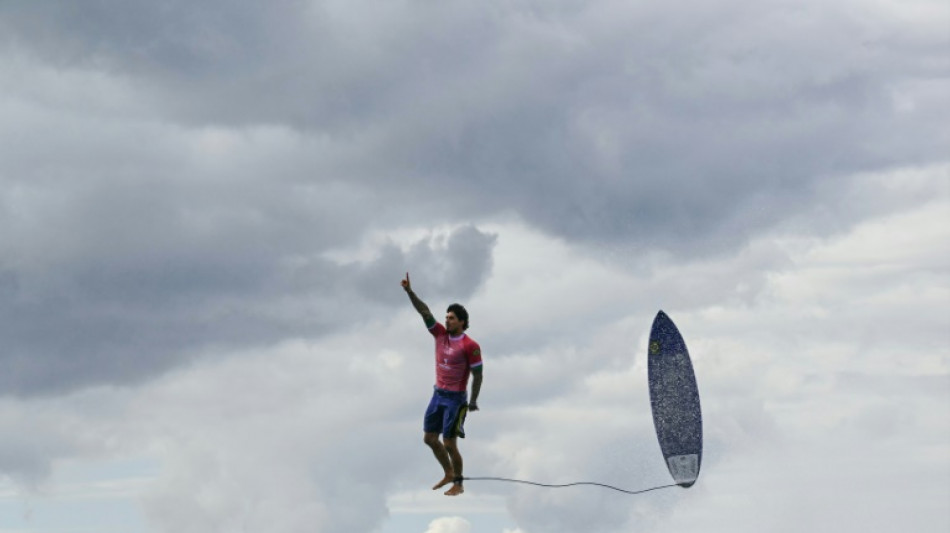 R&eacute;trospective 2024: Gabriel Medina l&eacute;vite au-dessus de Teahupo'o
