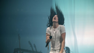 Lorde d&aacute; o pontap&eacute; inicial ao festival de Glastonbury com um show surpresa