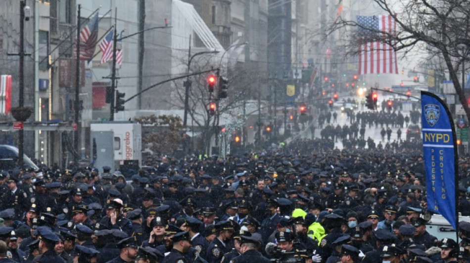 Nueva York honra a polic&iacute;a asesinado, s&iacute;mbolo de alza de la violencia