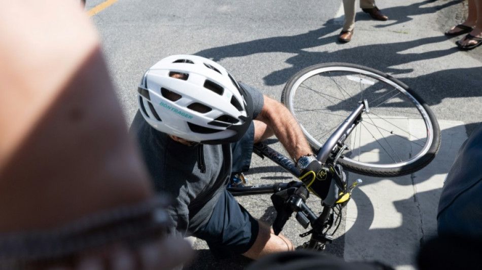 Biden sufre caída sin consecuencias al tratar de bajarse de su bicicleta