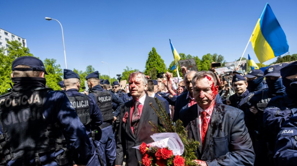 Lanzan una sustancia roja al embajador ruso en Polonia
