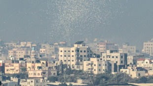 Hundreds flee from hospital at centre of Israel-Hamas war