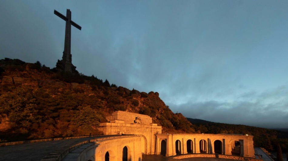 L&iacute;der do fascismo espanhol exumado no mausol&eacute;u de Franco
