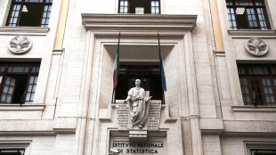 Sale fiducia delle imprese a novembre, giù per consumatori