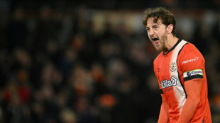 Lockyer, capit&atilde;o do Luton, deixa hospital ap&oacute;s se recuperar de parada card&iacute;aca