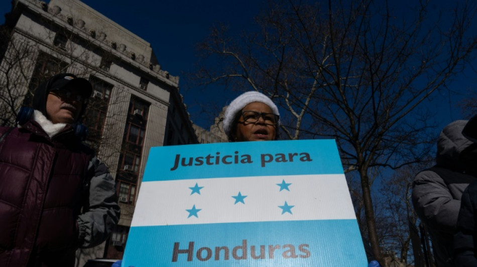 Ex-presidente de Honduras dep&otilde;e em NY em julgamento por tr&aacute;fico de drogas