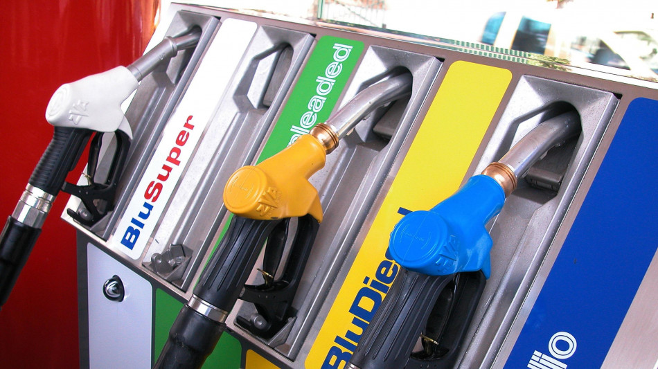 Staffetta, prezzo benzina vola a 1,714 euro al litro
