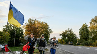 "Buscando a rusos": ni&ntilde;os juegan a ser soldados en las carreteras de Ucrania