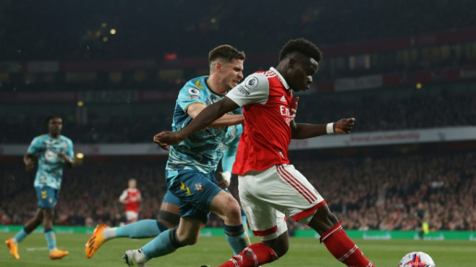 L&iacute;der Arsenal empata no fim com lanterna Southampton (3-3) e pode se complicar