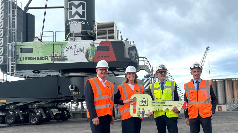 Marcegaglia, a Ravenna la gru numero duemila di Liebherr