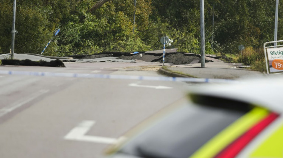 Tres heridos al hundirse un tramo de una autopista en Suecia
