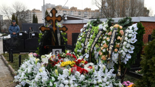Anhänger versammeln sich 40 Tage nach Nawalnys Tod an dessen Grab in Moskau