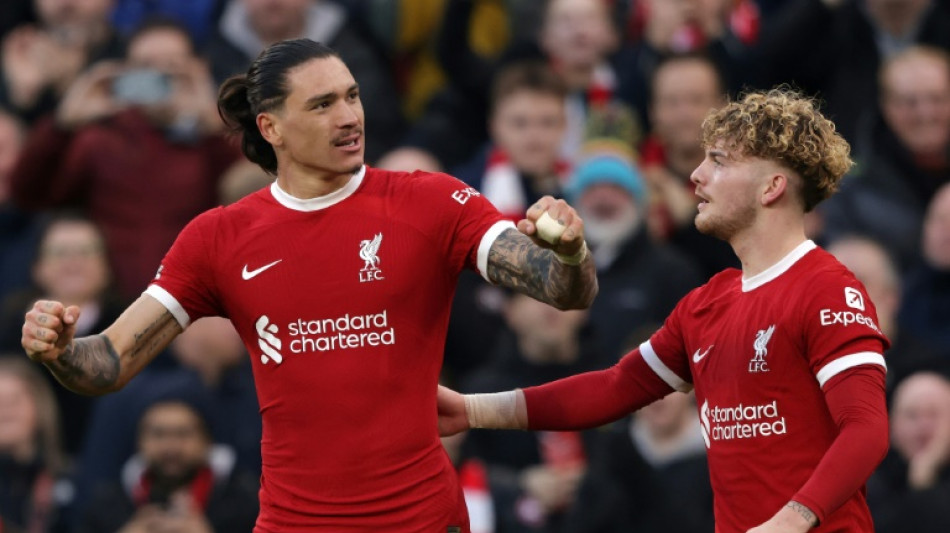Liverpool vence Burnley (3-1) e recupera lideran&ccedil;a do Ingl&ecirc;s; City bate Everton