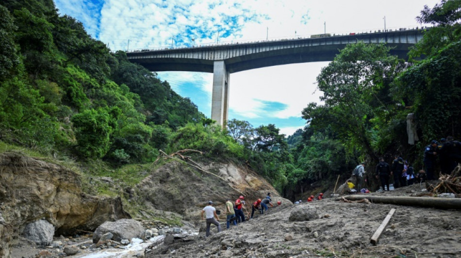 Al menos 18 desaparecidos por la crecida de un r&iacute;o en Ciudad de Guatemala

