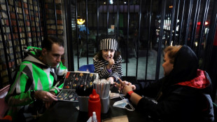 Un restaurante en Irán hace comer a sus clientes en "prisión" para ayudar a los detenidos
