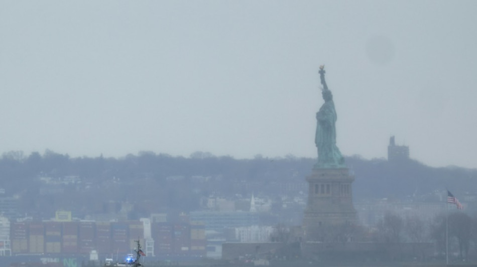 Plusieurs morts dans le crash spectaculaire d'un h&eacute;licopt&egrave;re dans le fleuve de New York