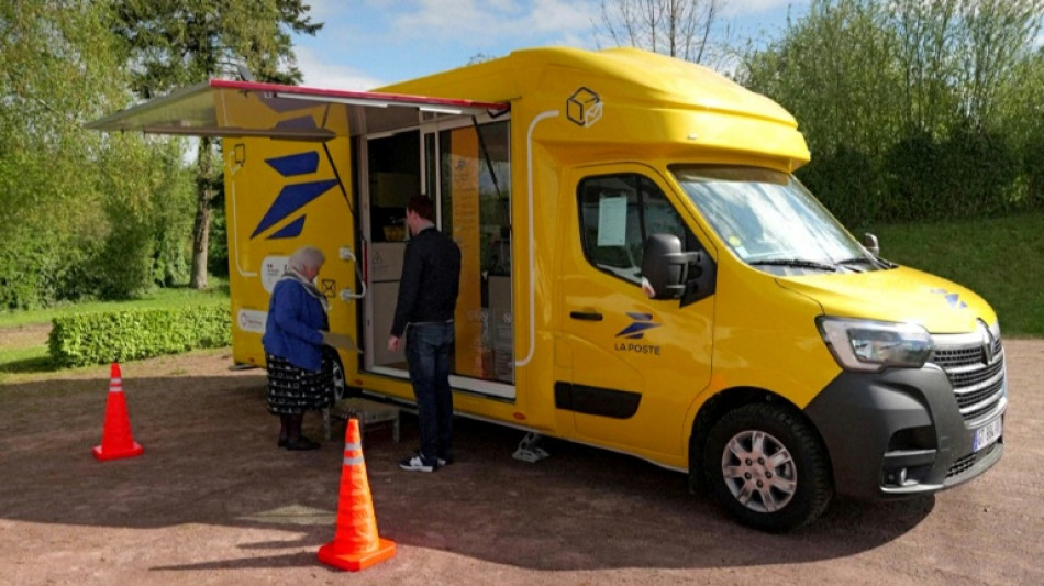 Dans l'Orne, le bureau de poste itin&eacute;rant tente de conqu&eacute;rir les villages