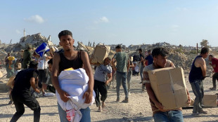 Dans la bande de Gaza affam&eacute;e, la foule se rue sur un centre de distribution d'aide