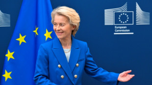 UE suspende contramedidas ao 'tarifa&ccedil;o' de Trump, mas tens&atilde;o EUA-China persiste