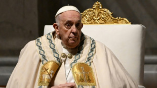 Los católicos esperan al papa para la misa de Pascua