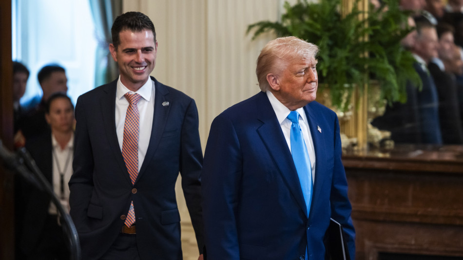 Trump plaude alla Camera per il budget, forte taglio tasse