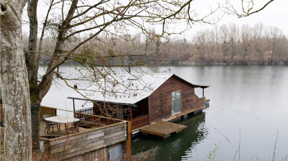 Dans les Yvelines, des chalets flottants menac&eacute;s de destruction