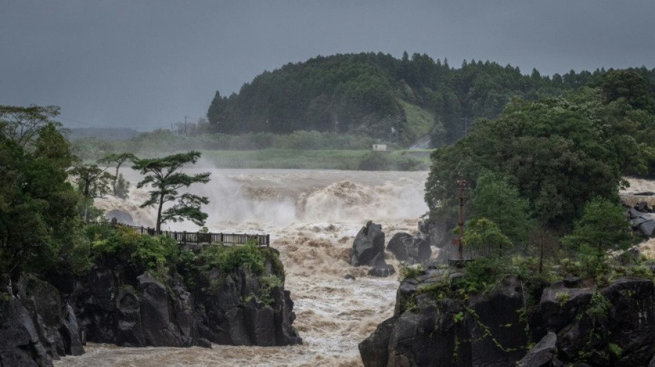 Japón emite alertas de evacuación después de que el tifón tocase tierra