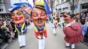 Rosenmontagszüge rollen durch Karnevalshochburgen am Rhein