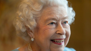 La reina Isabel tiene caso leve de covid-19 poco después de cumplir 70 años en el trono