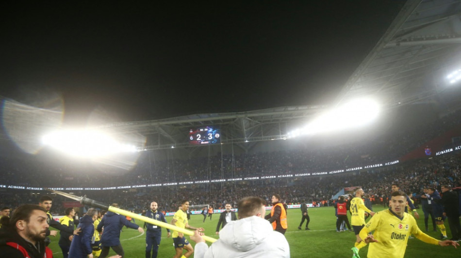 Fan-Eklat in der T&uuml;rkei: Trabzonspor-Fans st&uuml;rmen Spielfeld