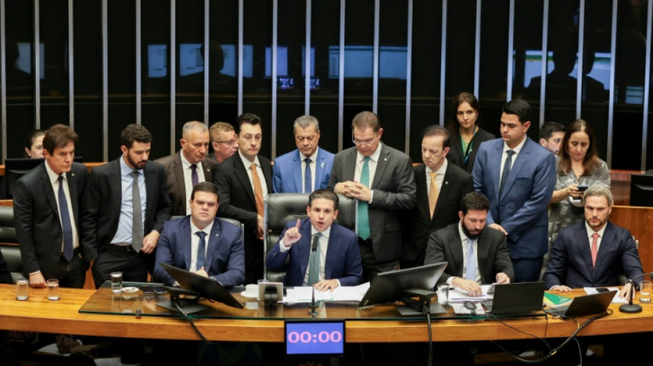 Diputados brasileños votan ley para reducir pena de Bolsonaro en sesión caótica