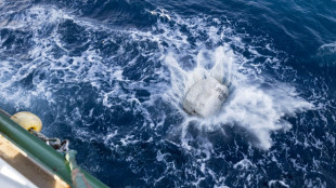 Royaume-Uni: contre une p&ecirc;che "destructrice", Greenpeace largue des blocs de pierre en mer 