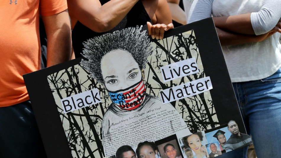 Indignaci&oacute;n en EEUU tras un video en que polic&iacute;as atacan a un joven negro durante una pelea