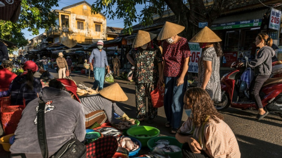 Vietnam: un barman arr&ecirc;t&eacute; pour avoir tu&eacute; deux touristes avec du limoncello frelat&eacute;