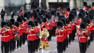 Feier von Platin-Thronjubiläum der Queen mit Militärparade begonnen