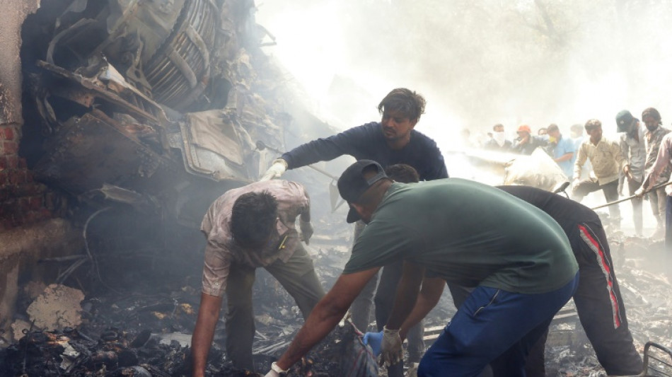 Equipes de resgate vasculham &aacute;rea do acidente de avi&atilde;o da Air India que matou 265