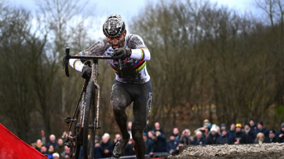 Un imperial Van der Poel iguala el r&eacute;cord de t&iacute;tulos mundiales de ciclocr&oacute;s
