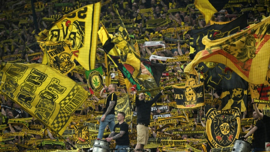 Dortmund goleia Eintracht Frankfurt (4-0) e toma lideran&ccedil;a do Bayern na Bundesliga