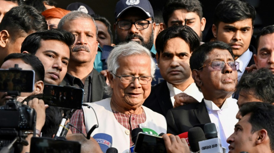 Pr&ecirc;mio Nobel da Paz Muhammad Yunus &eacute; condenado &agrave; pris&atilde;o em Bangladesh