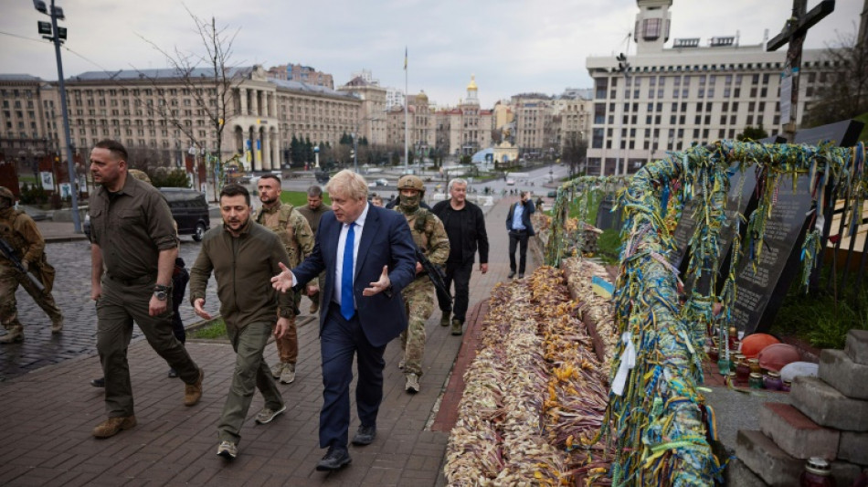 L'Ukraine pr&ecirc;te pour la "grande bataille" dans l'est, les &eacute;vacuations se poursuivent