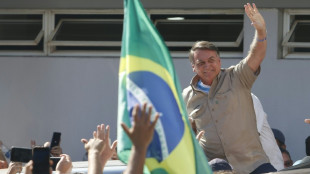 Bolsonaro reencontra apoiadores após volta ao Brasil