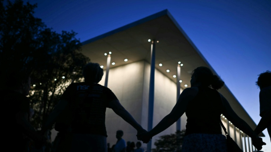 Nach Trumps Abrissdrohung: Menschenkette um das Kennedy Center in Washington