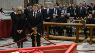 Emmanuel Macron s'est recueilli devant la d&eacute;pouille du pape&nbsp;