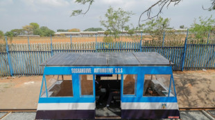 Jóvenes sudafricanos construyen un tren solar ante los cortes de electricidad