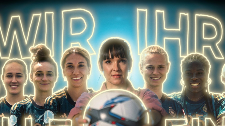 "Wir Ihr Alle Eins": Kebekus produziert WM-Song für DFB-Team