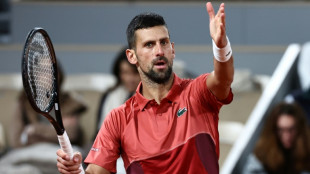 Djokovic eases into French Open second round 